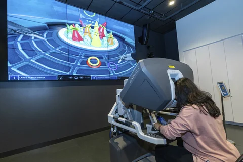 Student using Davinci simulation tool